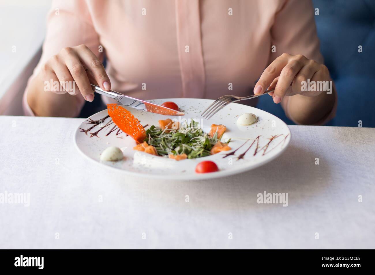 Businesswoman having lunch dans un restaurant de luxe Banque D'Images