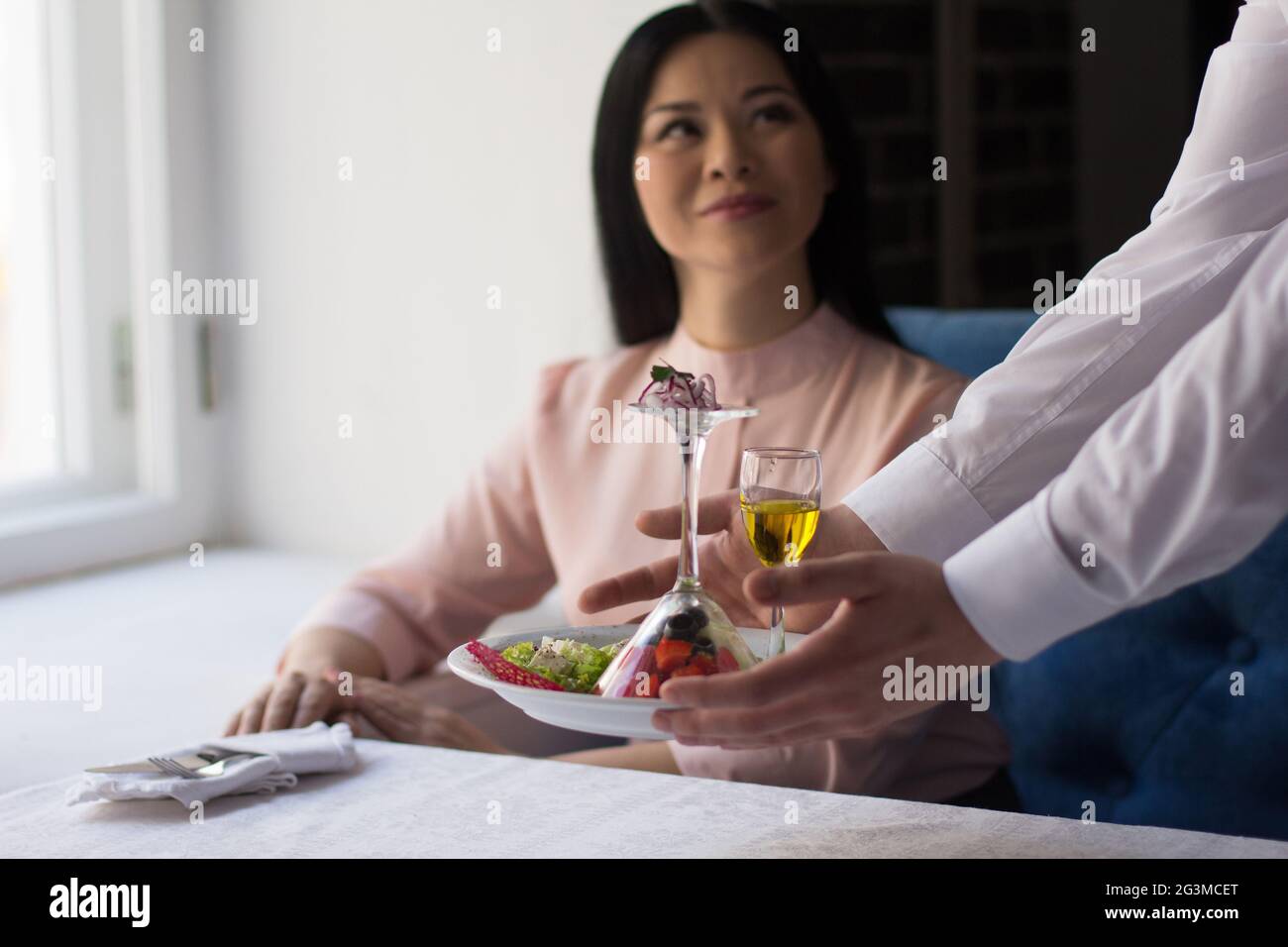 Businesswoman having lunch dans un restaurant de luxe Banque D'Images