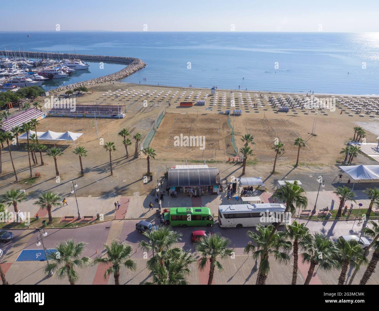 Vue aérienne sur l'arrêt de bus central avec les personnes qui attendent à la promenade des palmiers de Finikoudes. Mer Méditerranée, yachts dans un port et Beach-volley. Banque D'Images