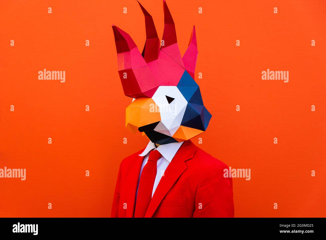 Cool homme portant 3d masque origami avec des vêtements colorés élégants - concept créatif pour la publicité, masque de tête d'animal faisant des choses drôles sur le dos coloré Banque D'Images