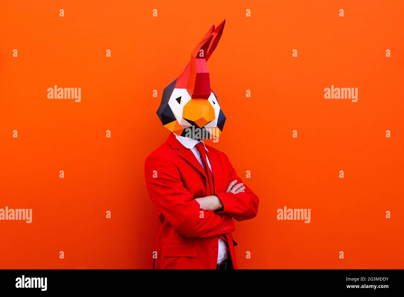 Cool homme portant 3d masque origami avec des vêtements colorés élégants - concept créatif pour la publicité, masque de tête d'animal faisant des choses drôles sur le dos coloré Banque D'Images
