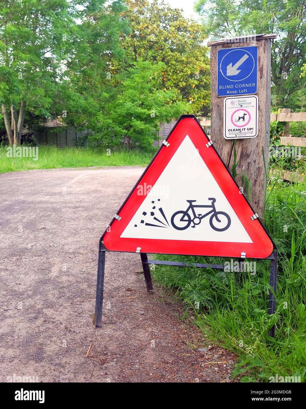 Juin 2021 - panneaux d'avertissement de surface lâche sur la route du National cycle Network 260à Winscombe dans le Somerset, Angleterre, Royaume-Uni. Banque D'Images