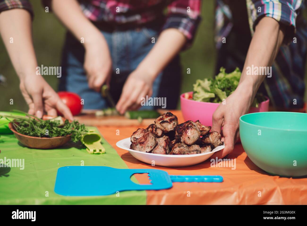 Table de pique-nique avec de la nourriture sur le dessus. Banque D'Images