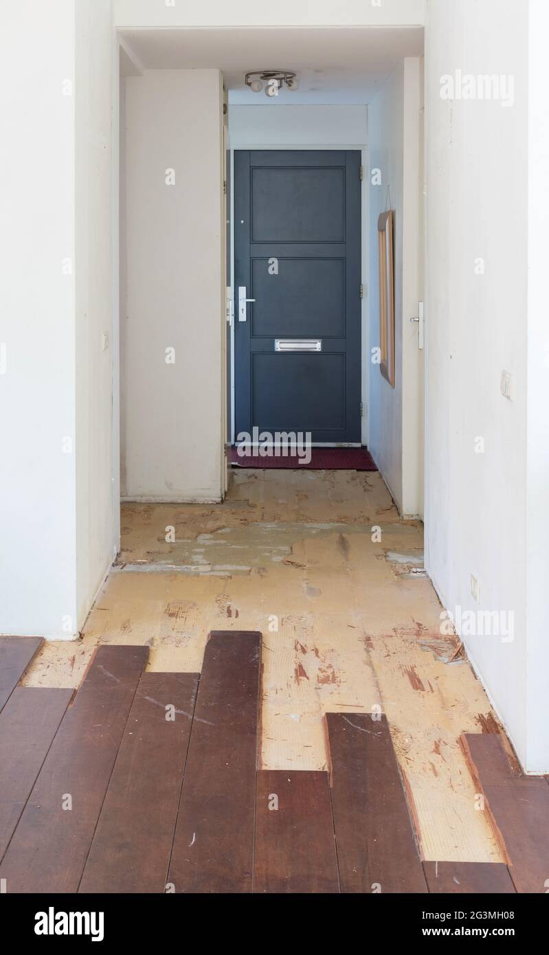 Briser un parquet massif Banque D'Images