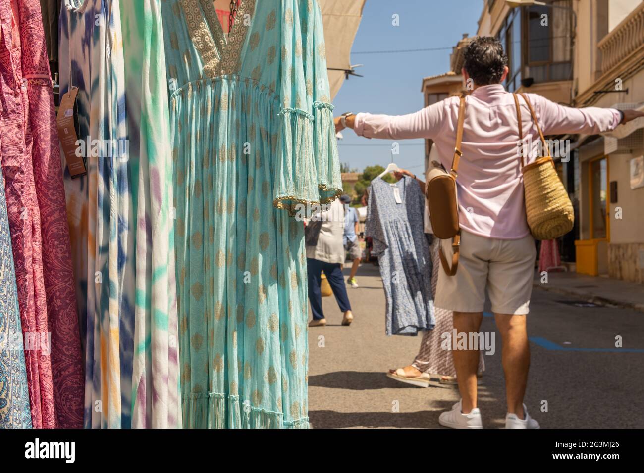 Gros plan d'une cabine de vêtements au marché hebdomadaire de la rue dans la ville de Majorcan de Campos. Hors foyer, les personnes marchant avec un masque facial. pande coronavirus Banque D'Images