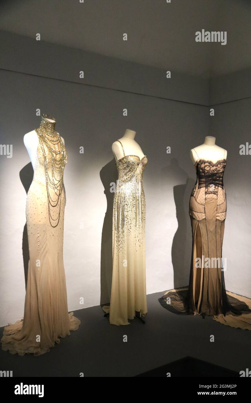 France Alpes Maritimes 06 Grasse Musee De Parfumerie Exposition Christian Dior Esprit De Parfum Robe Du Pub De Parfum J Adore Photo Stock Alamy