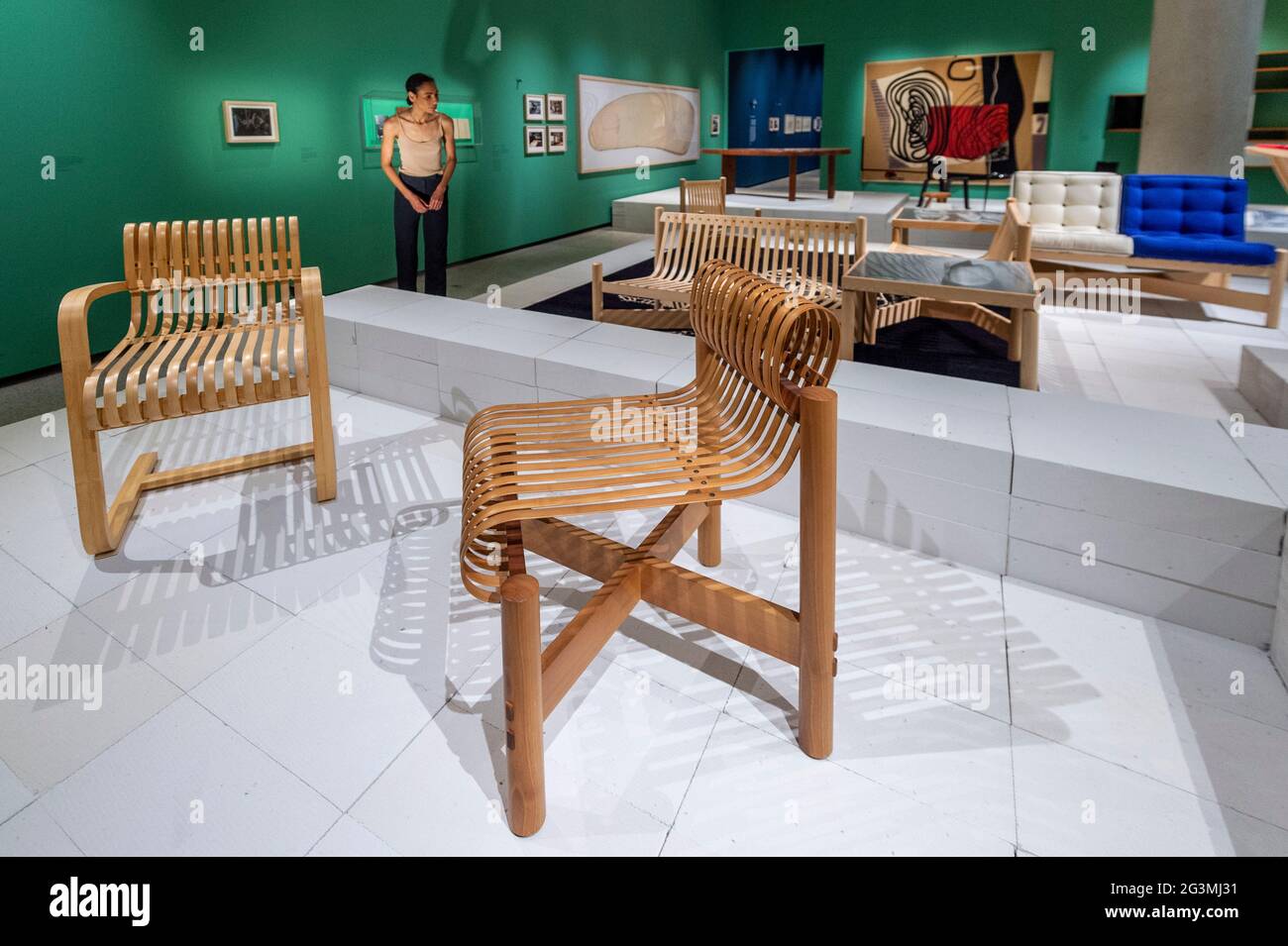 Londres, Royaume-Uni. 17 juin 2021. 'Chaise en bambou cantilever', 1940.  Aperçu de l'exposition « Charlotte Perriand: The Modern Life » au Design  Museum de Kensington. Les conceptions de meubles pionnières de Charlotte