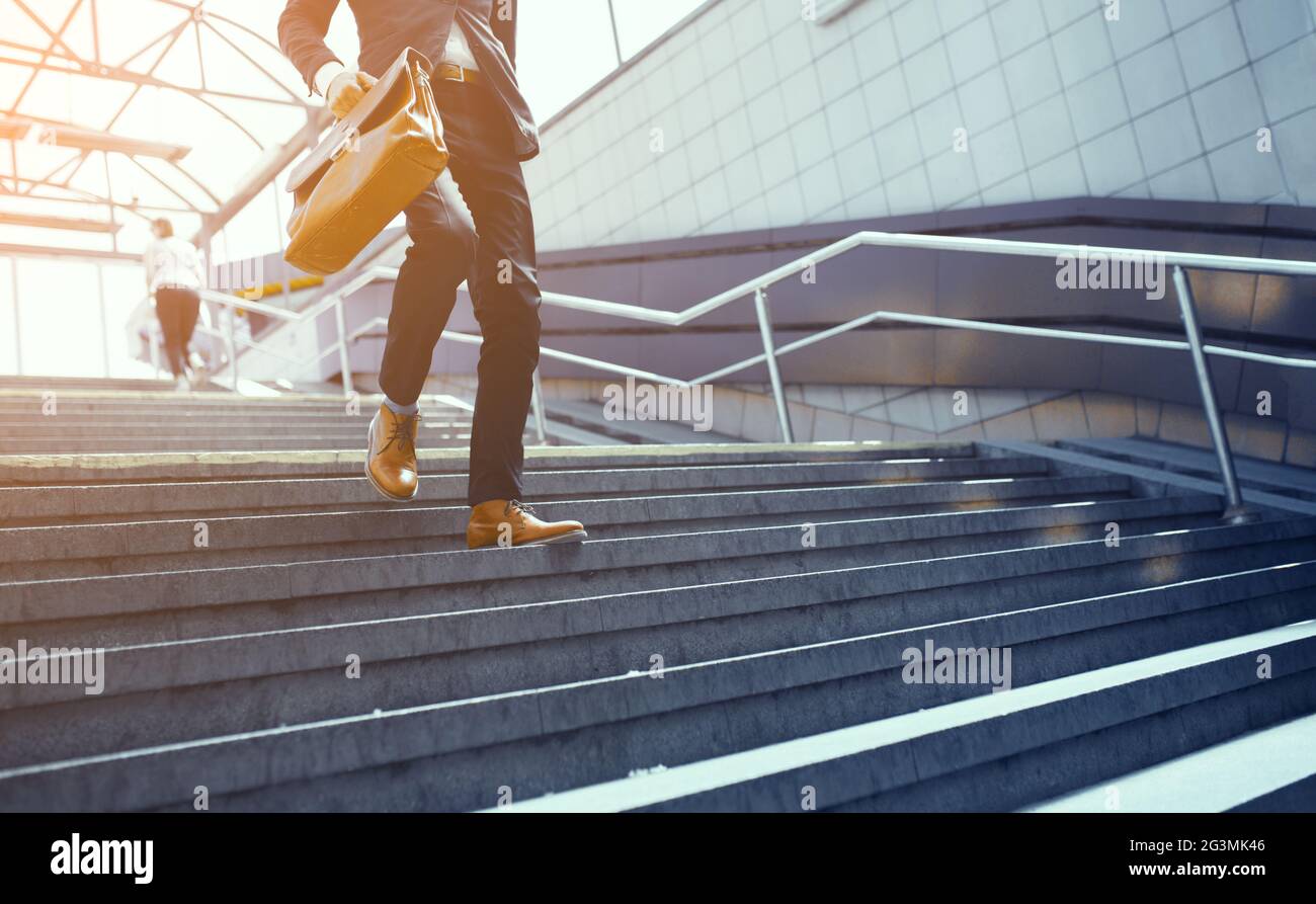 Image coupée de businessman walking dans les escaliers. Banque D'Images