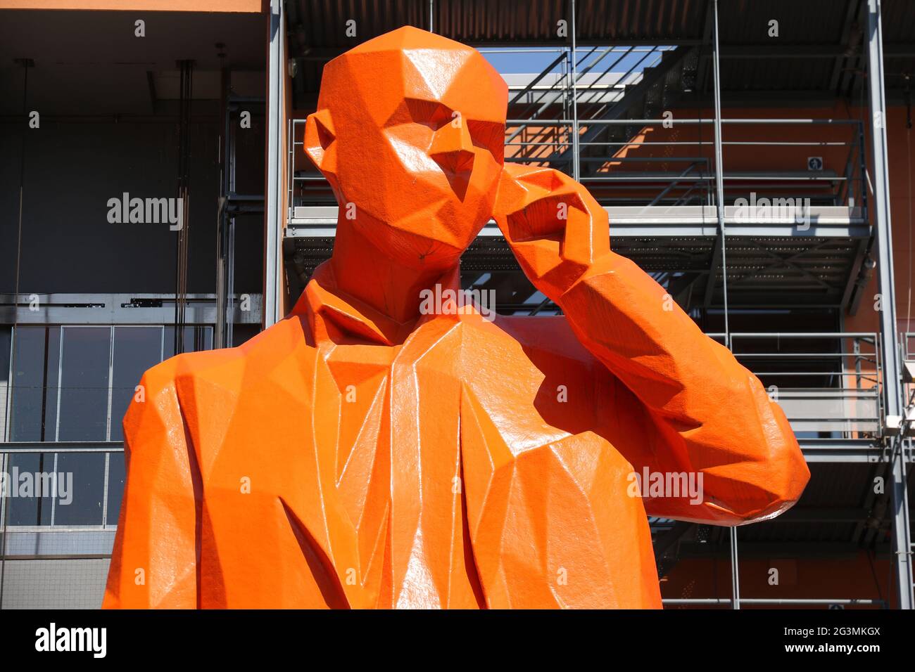 FRANCE. RHÔNE (69) LYON. CITÉ INTERNATIONALE. CENTRE DES CONGRÈS. SCULPTURE GÉANTE DE XAVIER VEILHAN Banque D'Images