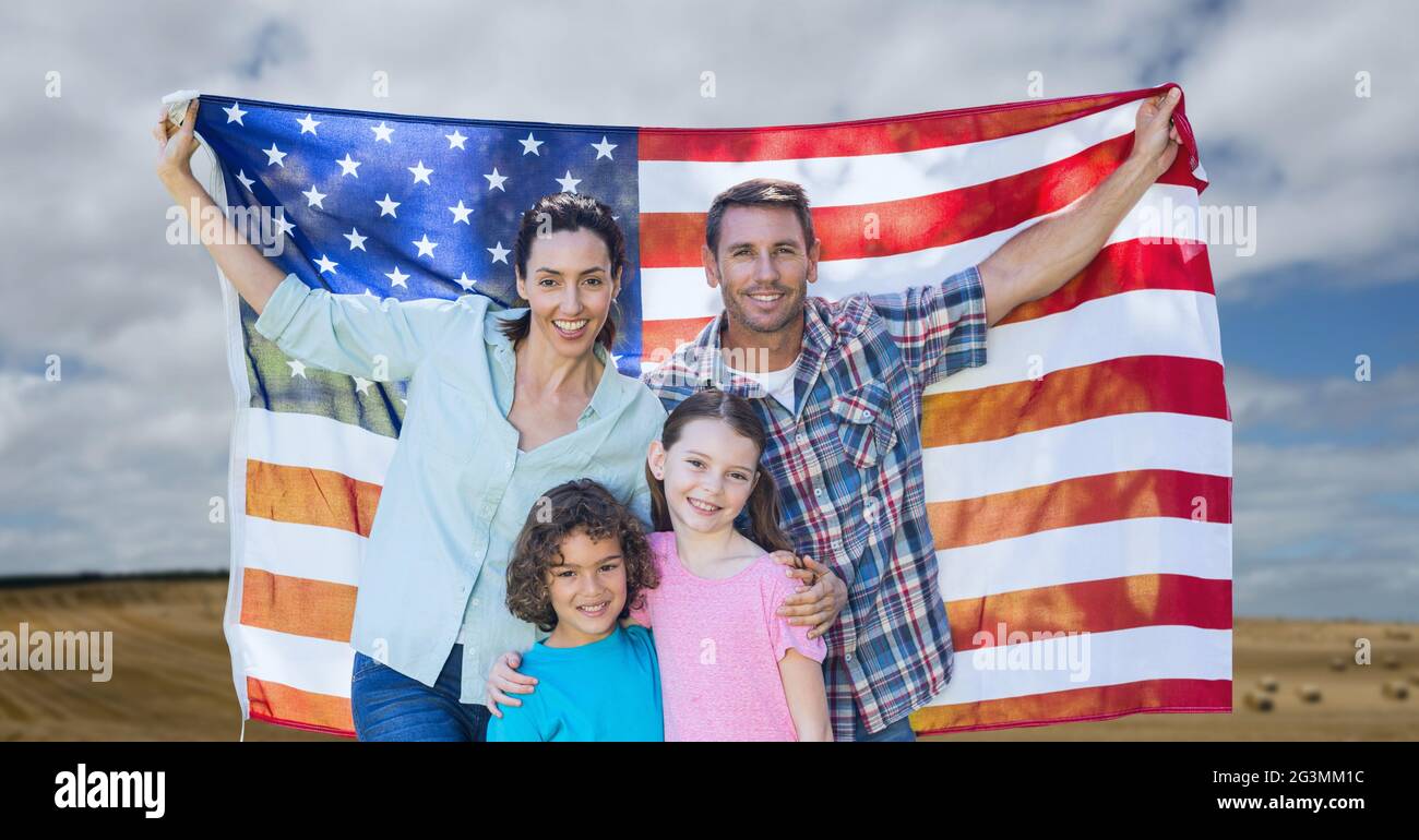 Composition du portrait d'un couple caucasien souriant avec son fils et sa fille portant le drapeau américain Banque D'Images