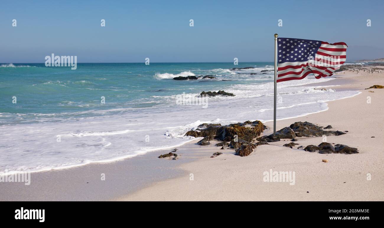 Composition du drapeau américain agité contre le ciel bleu et le bord de mer Banque D'Images