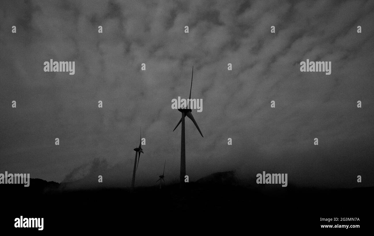 El Hierro, Espagne. Moulins à vent de Gorona del Viento, le parc élique qui fournit l'énergie verte à l'île, en dépit de vents très forts. Banque D'Images