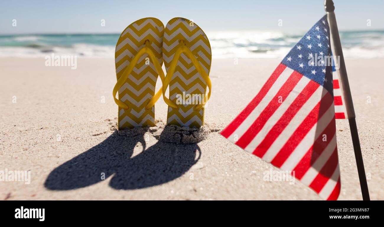 Composition du drapeau américain et des tongs sur la plage Banque D'Images