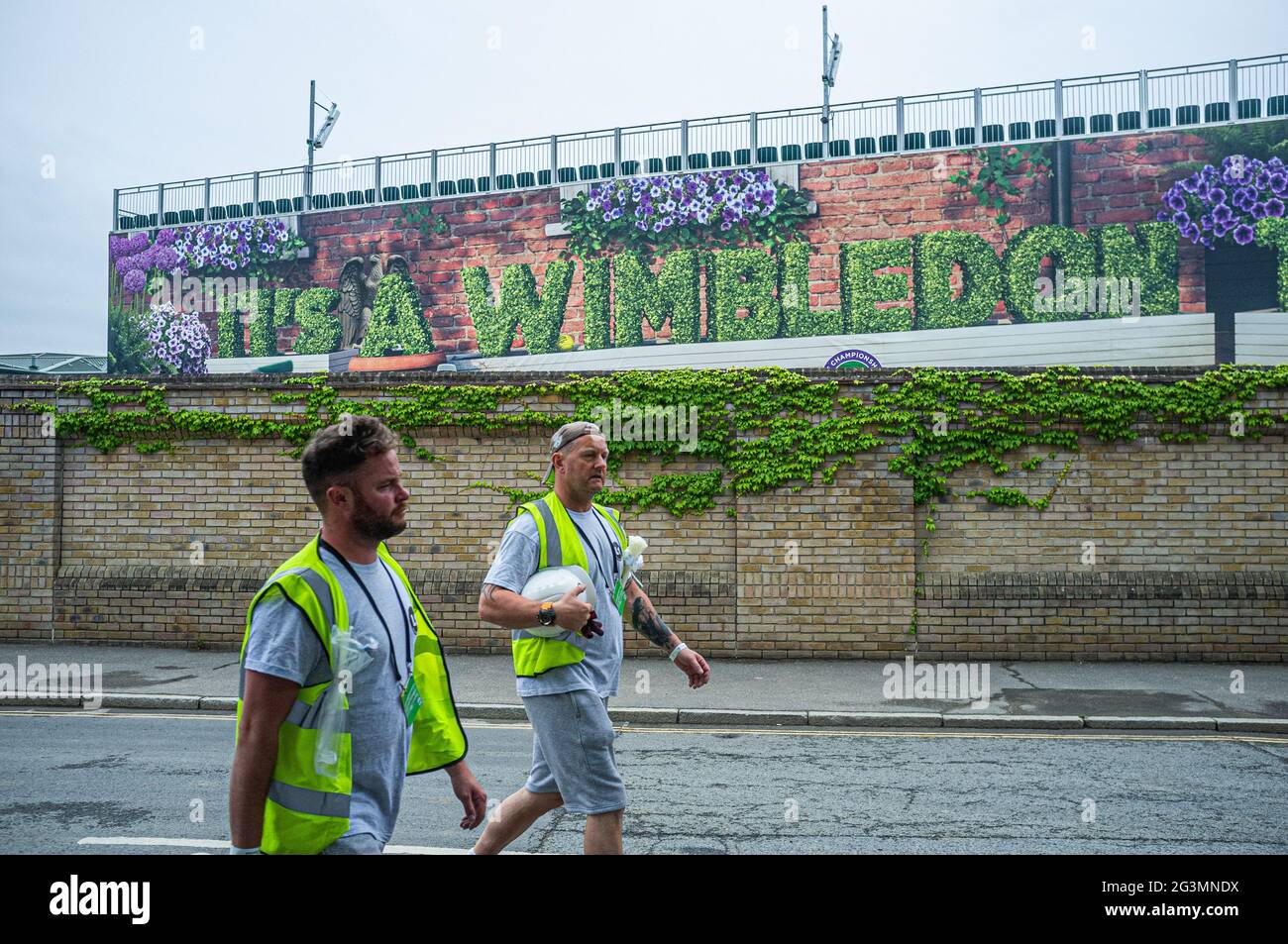 WIMBLEDON LONDRES 17 juin 2021. Un stand de spectateurs de fortune à AELTC  est couvert de bâche alors que les préparatifs sont en cours avant le début  des championnats de Wimbledon, du