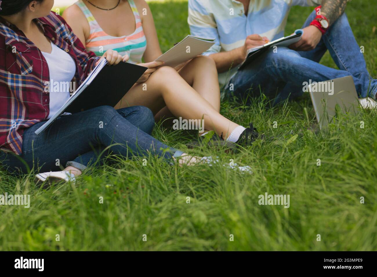 Groupe d'étudiants à un parc. Banque D'Images