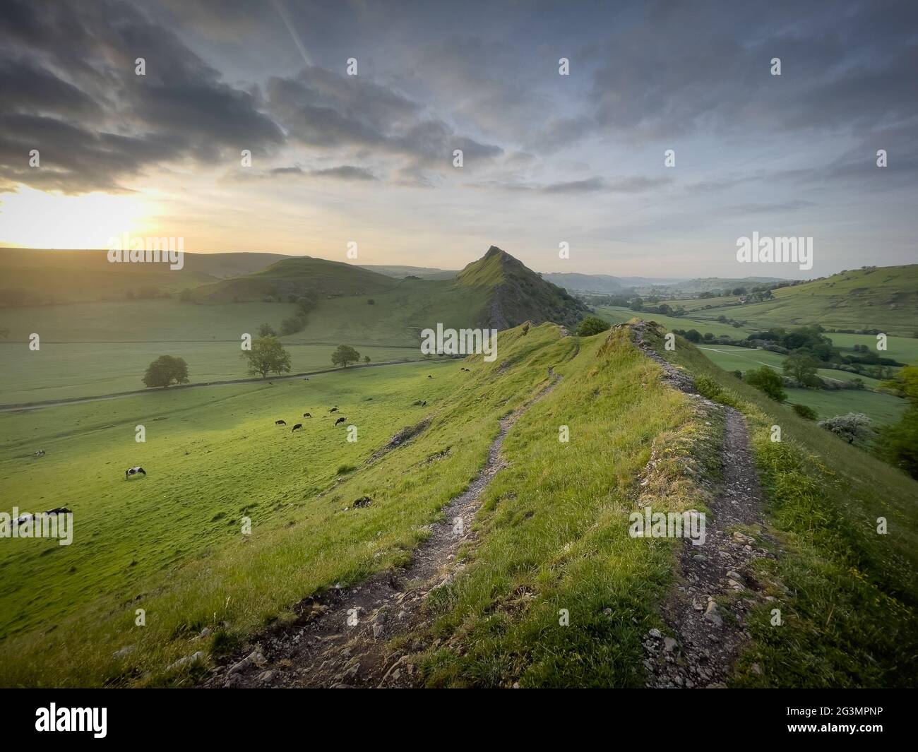 Un beau lever de soleil à Chrome Hill dans le Peak District.The Dragon's Back Range sont souvent cités comme les seuls vrais pics dans le Peak District Banque D'Images