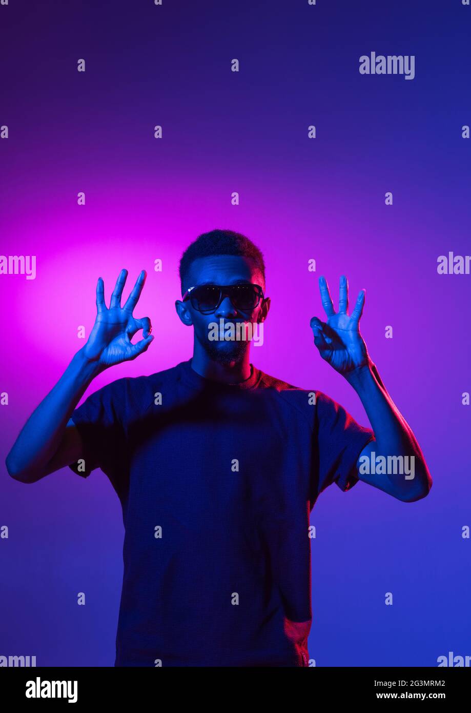 Portrait de jeune homme afro-américain sur fond sombre de studio au ...