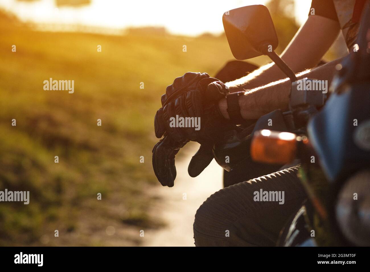 Vue rapprochée sur le biker's mains dans les gants de cuir Banque D'Images