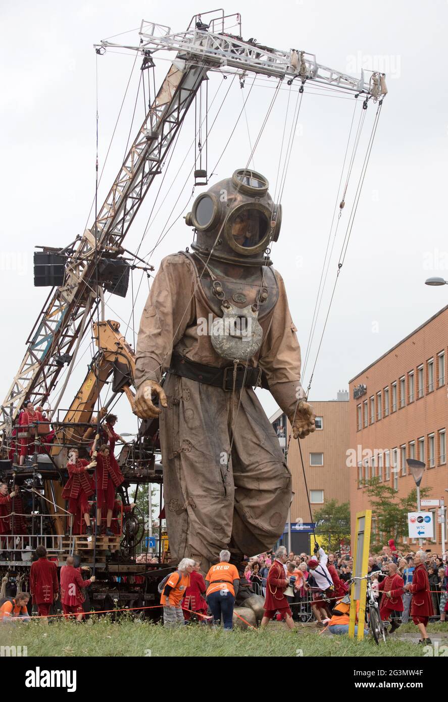 Leeuwarden, pays-Bas, 19 août 2018 - les géants du théâtre Royal de Luxe dans la capitale de la Culture 2018, Leeuwarden, t Banque D'Images