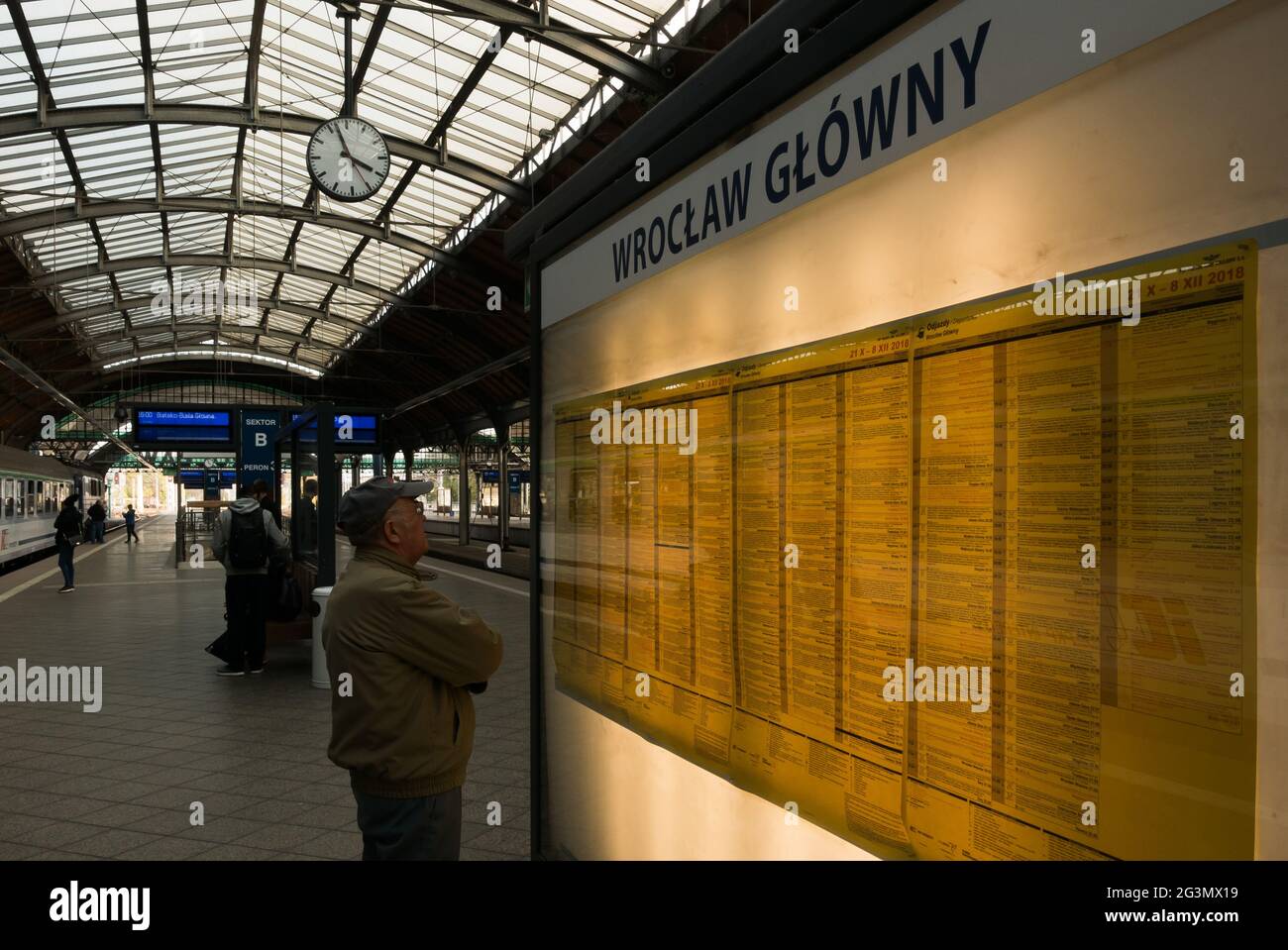 '21.10.2018, Wroclaw, Basse-Silésie, Pologne - homme âgé étudiant le calendrier (départ) à Wroclaw Glowny. 00A181021D015CAROEX.JPG [VERSION DU MODÈLE : Banque D'Images