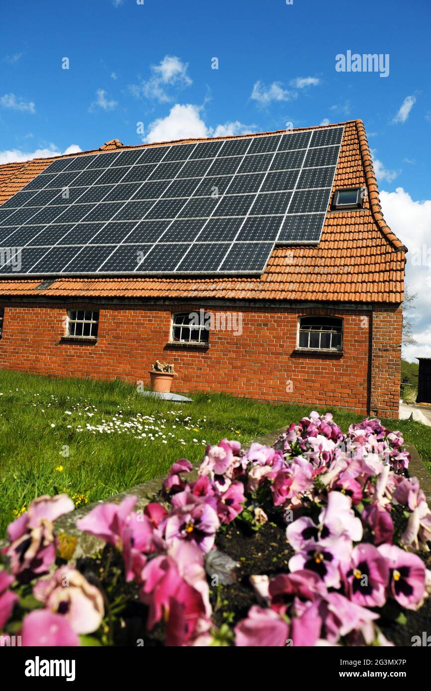 '06.05.2021, Brême, Brême, Allemagne - cellules solaires sur le toit d'une ferme. 00A210506D004CAROEX.JPG [AUTORISATION DU MODÈLE : NON APPLICABLE, AUTORISATION DU PROPRIÉTAIRE : NON Banque D'Images