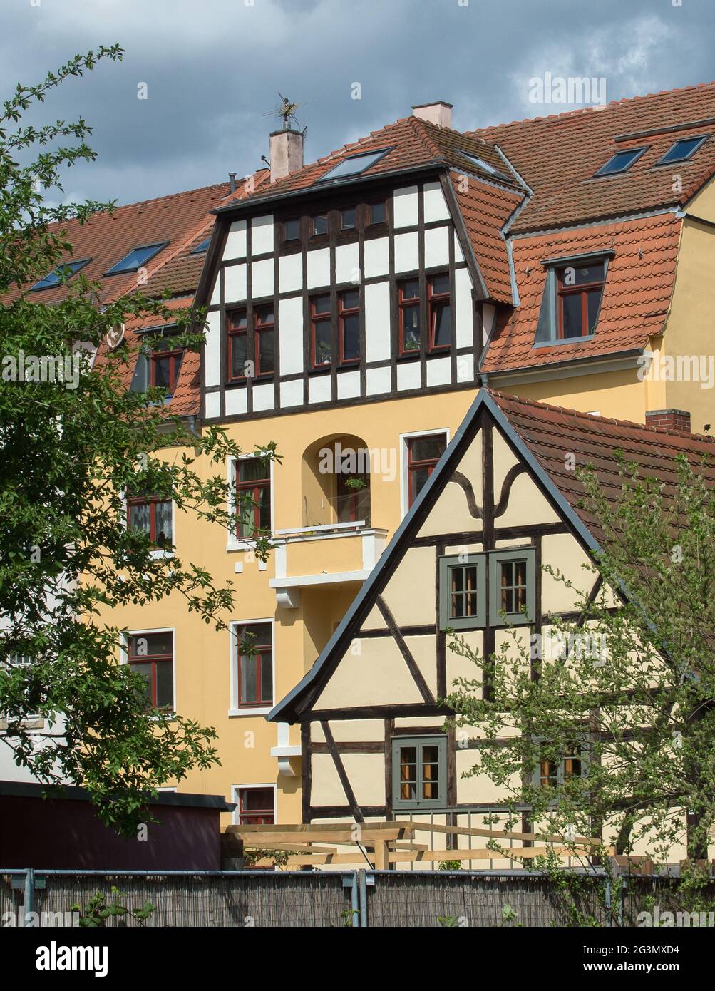 '05.05.2021, Dresde, , Allemagne - développement historique avec ferme et maison de tenement à Dresde-Pieschen - Rohert-Matzke-Strasse. 0CE210505D0 Banque D'Images