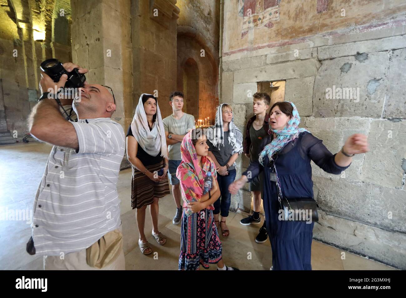 '21.07.2018, Mzcheta, Mtskheta-Mtianeti, Géorgie - Groupe de touristes dans la cathédrale Svetitskhoveli. 00S180721D020CAROEX.JPG [VERSION DU MODÈLE : NON, PROP Banque D'Images