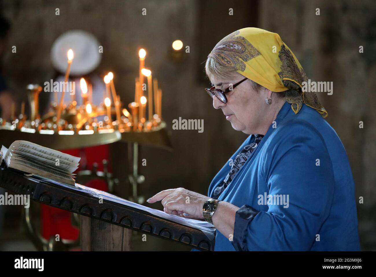 '21.07.2018, Mzcheta, Mtskheta-Mtianeti, Géorgie - Femme avec foulard dans la cathédrale Svetitskhoveli. 00S180721D038CAROEX.JPG [VERSION DU MODÈLE : NON, P Banque D'Images