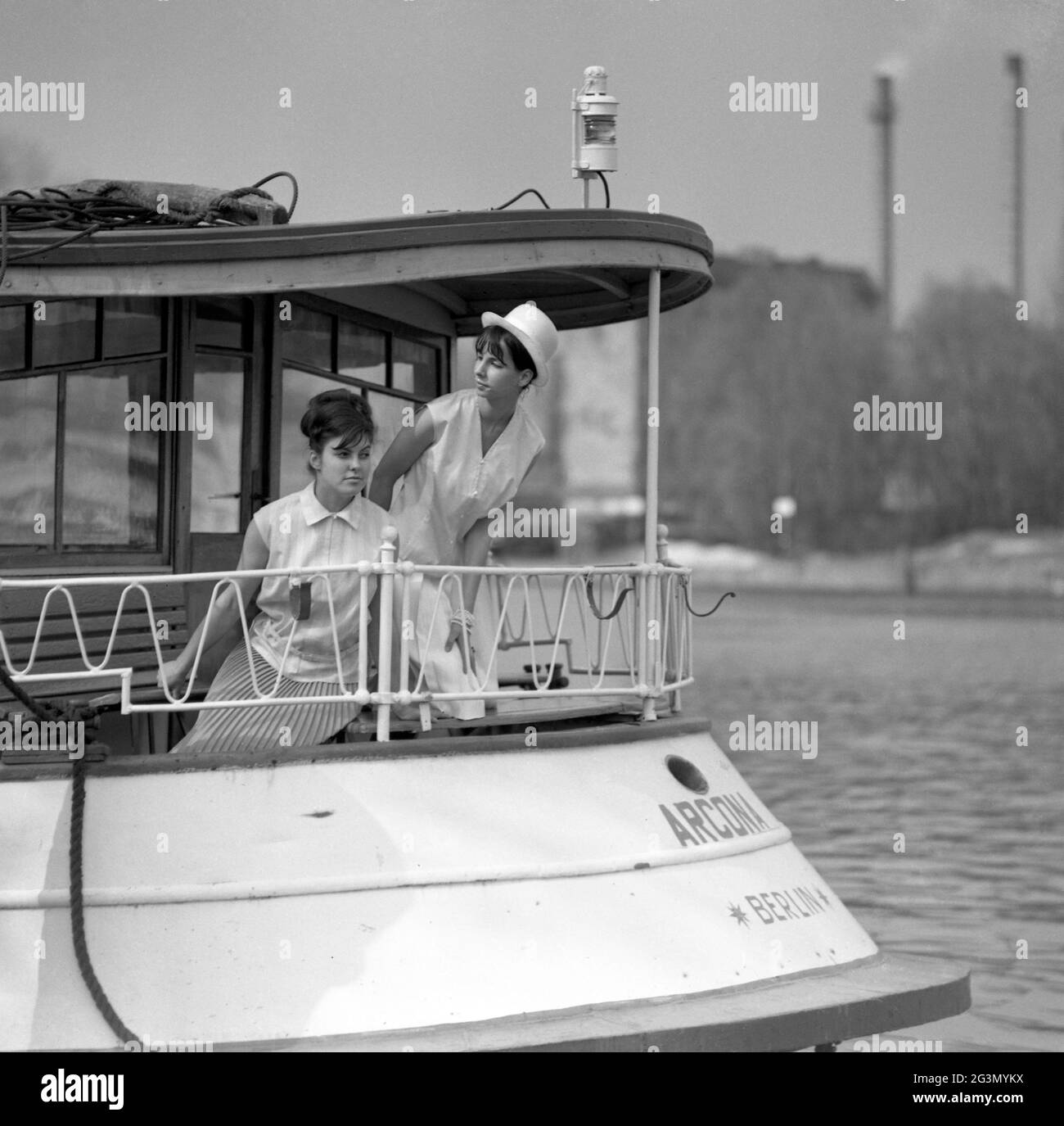 '01.07.1964, Berlin, , République démocratique allemande - les jeunes femmes présentent la dernière mode estivale. Droite Sabine Bergmann-Pohl. 00S640701D083CAROEX.JPG Banque D'Images