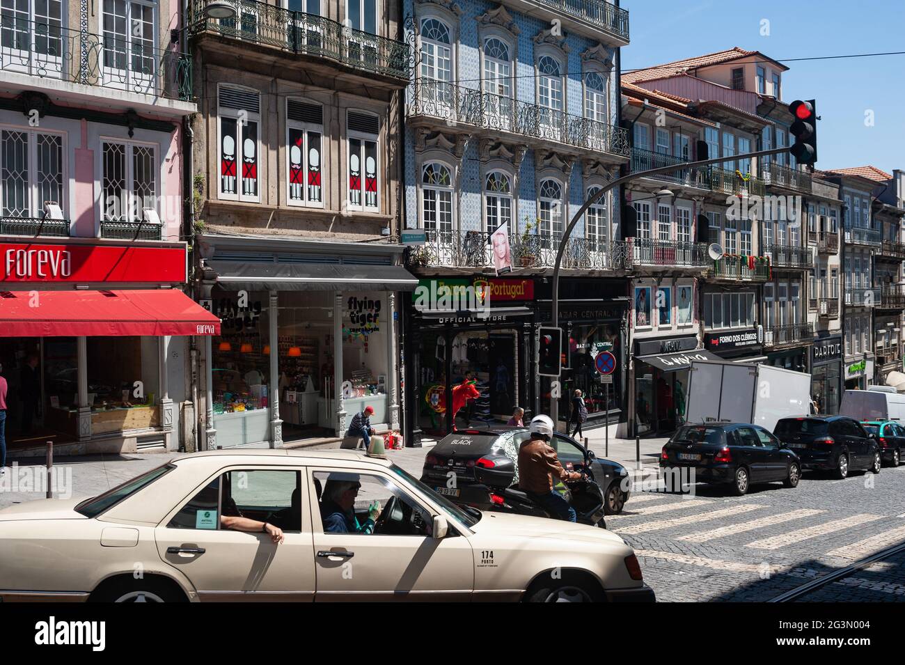 '14.06.2018, Porto, , Portugal - scène de tous les jours avec la circulation urbaine et les bâtiments résidentiels et commerciaux traditionnels dans la vieille ville. 0SL180614D063C Banque D'Images