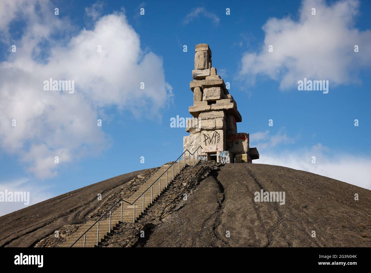 '11.03.2021, Gelsenkirchen, Rhénanie-du-Nord-Westphalie, Allemagne - Rheinelbe slagheap avec l'œuvre d'Himmelstreppe fait de vieilles parties en béton de l'ancien R Banque D'Images