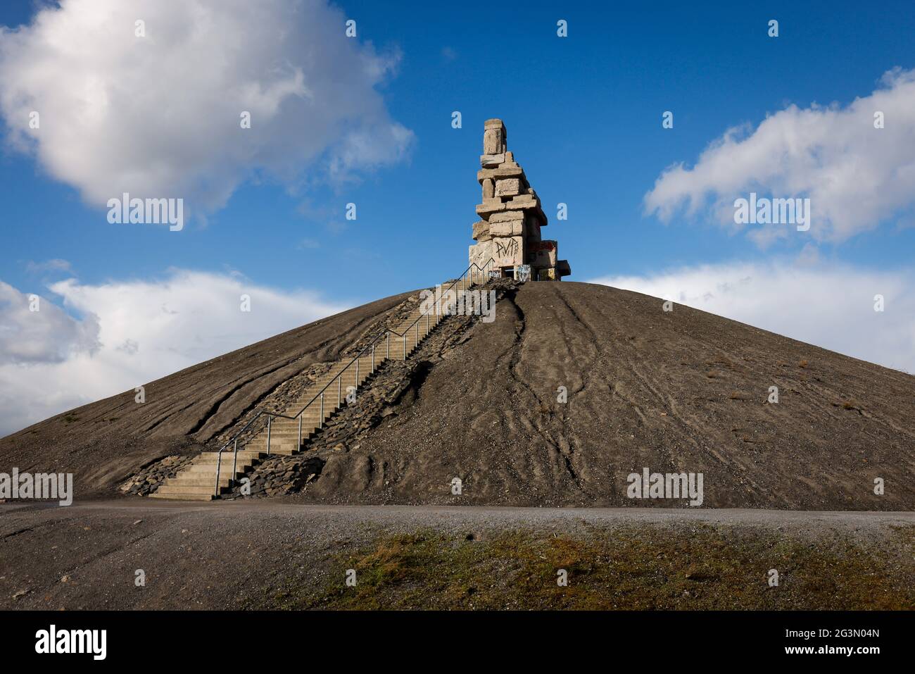 '11.03.2021, Gelsenkirchen, Rhénanie-du-Nord-Westphalie, Allemagne - Rheinelbe slagheap avec l'œuvre d'Himmelstreppe (Stairway to Heaven) fait de vieux contr Banque D'Images