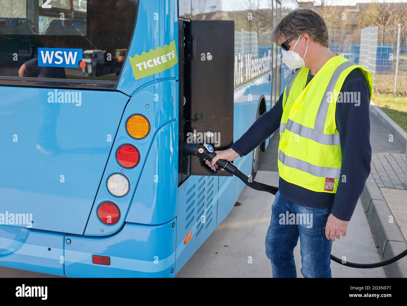 '31.03.2021, Herten, Rhénanie-du-Nord-Westphalie, Allemagne - bus à hydrogène Wuppertal ravitaillant de l'hydrogène H2 dans une station de ravitaillement en hydrogène H2, événement de presse Banque D'Images