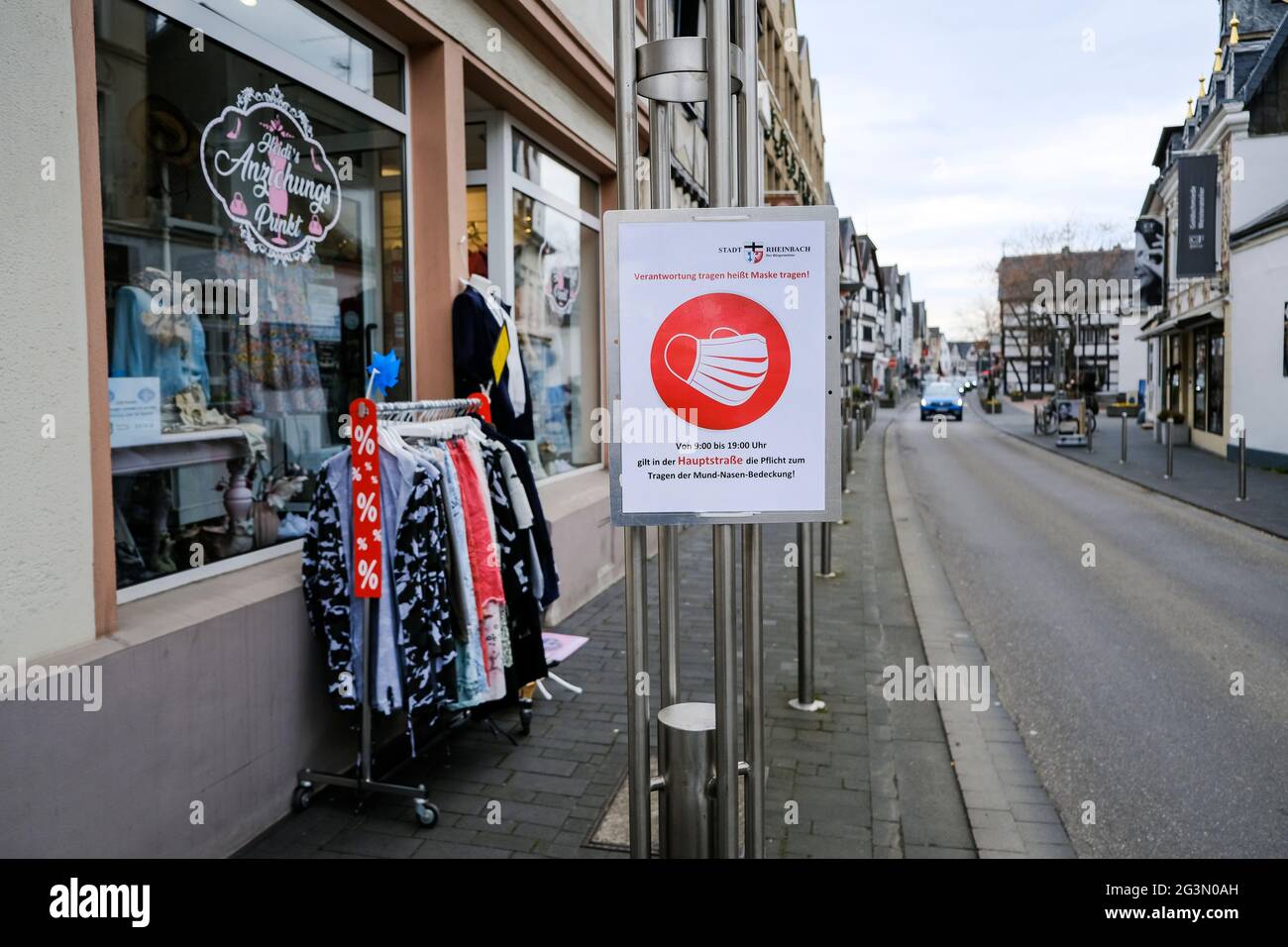 '16.04.2021, Rheinbach, Rhénanie-du-Nord-Westphalie, Allemagne - les masques sont obligatoires sur la route principale, Rheinbach participe à l'étude Corona de Hendrik Banque D'Images