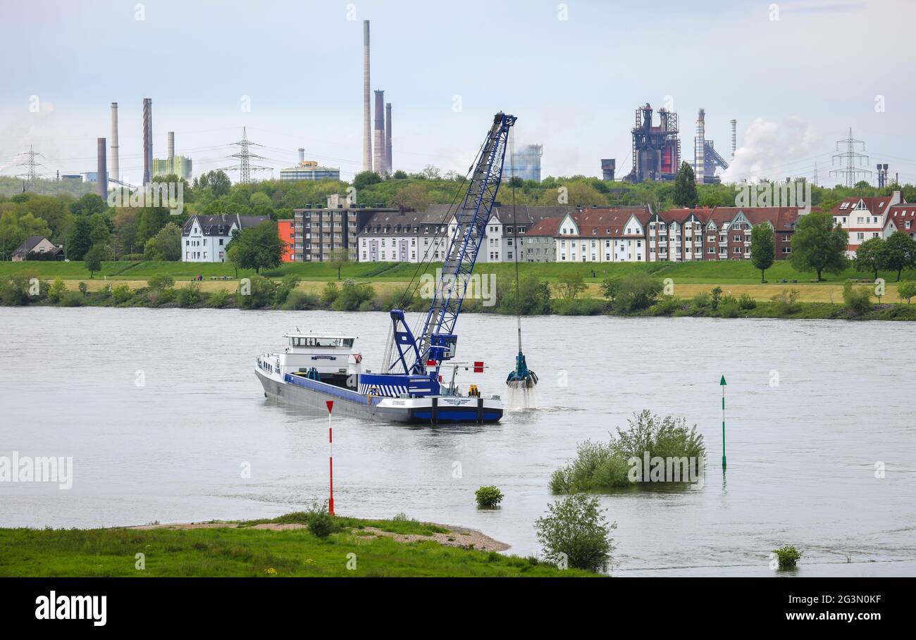 '19.05.2021, Duisburg, Rhénanie-du-Nord-Westphalie, Allemagne - Paysage urbain dans la région de la Ruhr avec dragueur sur le Rhin en face de maisons dans le district de Laar Banque D'Images