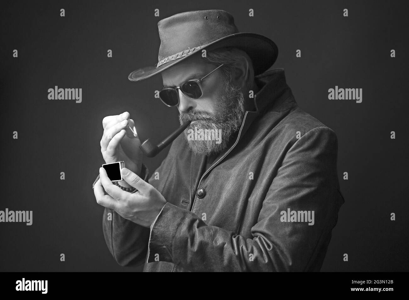 Homme barbu dans un chapeau de cow-boy une expression fatiguée sur son visage. Banque D'Images