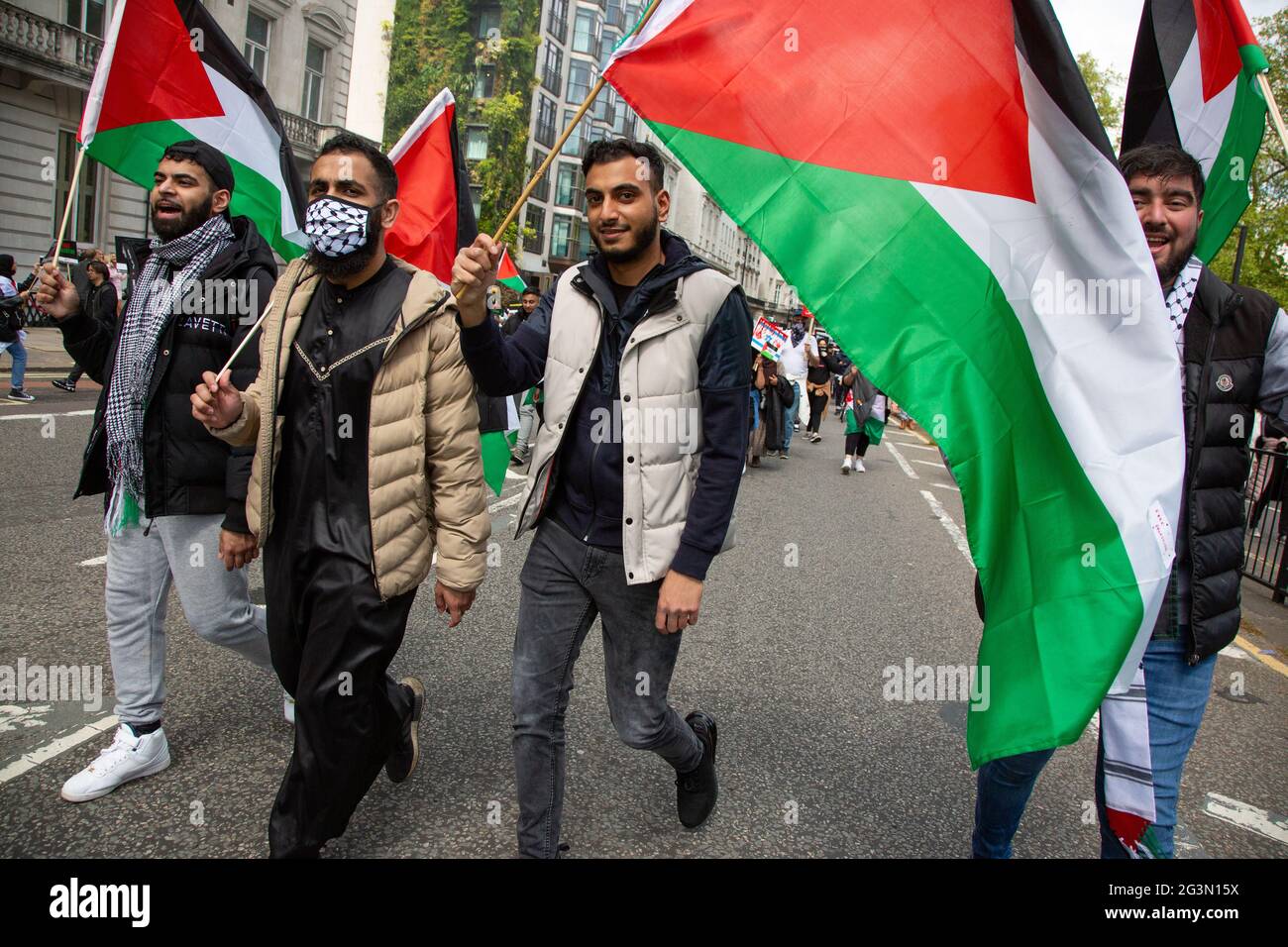 Des hommes portant des drapeaux palestiniens à la manifestation de la Palestine libre, Londres, 22.5.2021 Banque D'Images