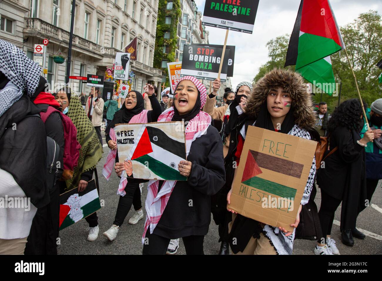 Jeunes femmes à la manifestation Free Palestine à Londres, Royaume-Uni 22.5.2021 Banque D'Images