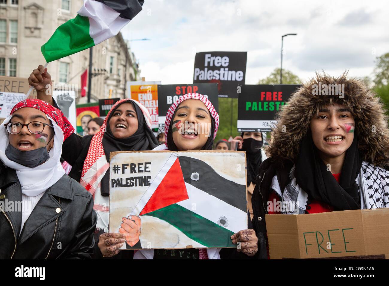 Jeunes femmes à la manifestation Free Palestine à Londres, Royaume-Uni 22.5.2021 Banque D'Images