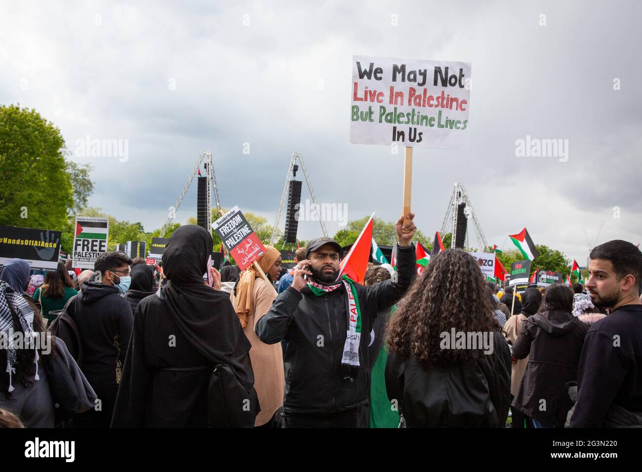 Un manifestant a relevé un panneau à la manifestation Free Palestine à Hyde Park, Londres, 22.5.2021 Banque D'Images