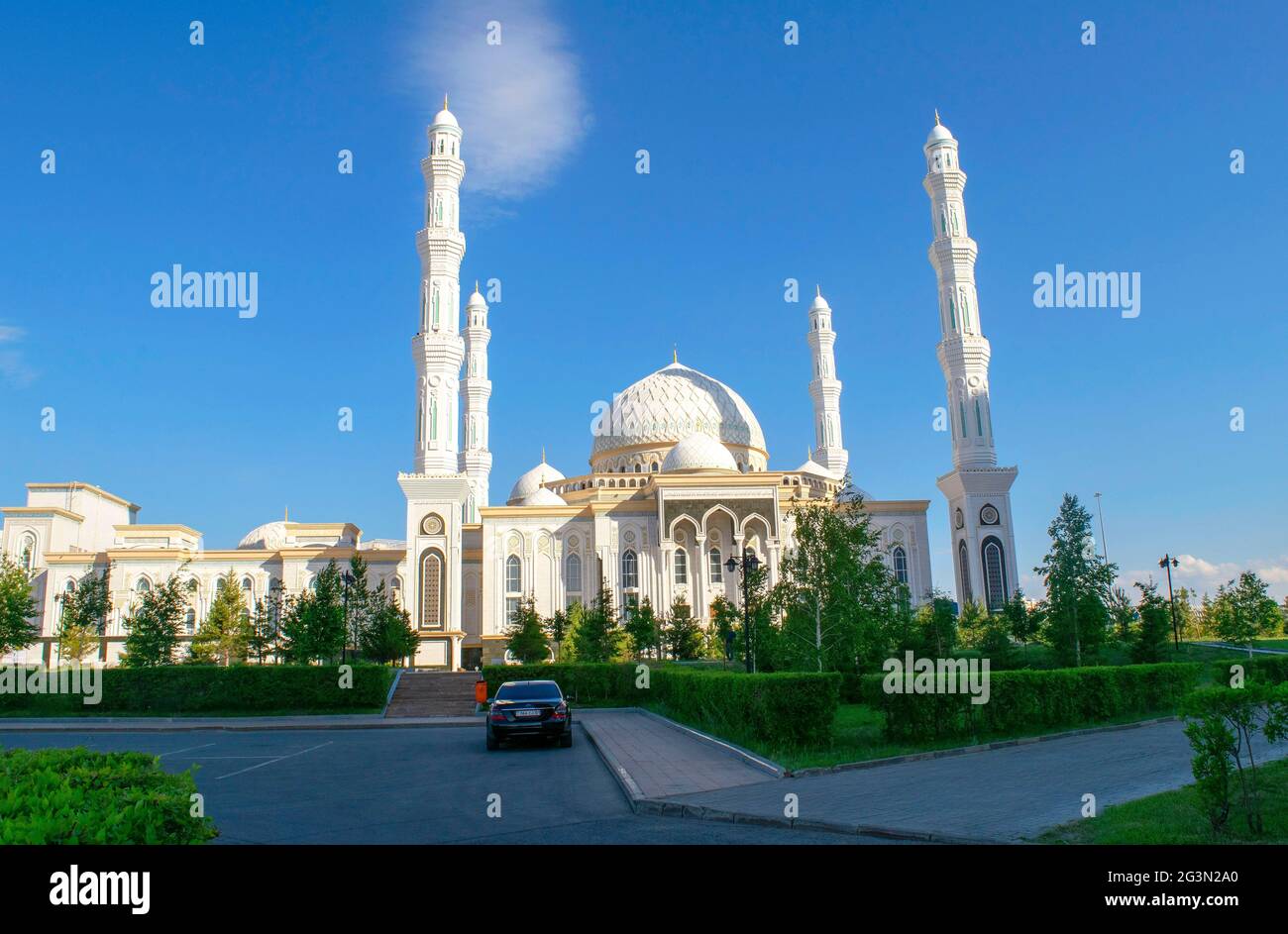 Mosquée Hazret Sultan pendant une journée sur fond de ciel bleu clair, heure d'été. Stationnement vide. Banque D'Images