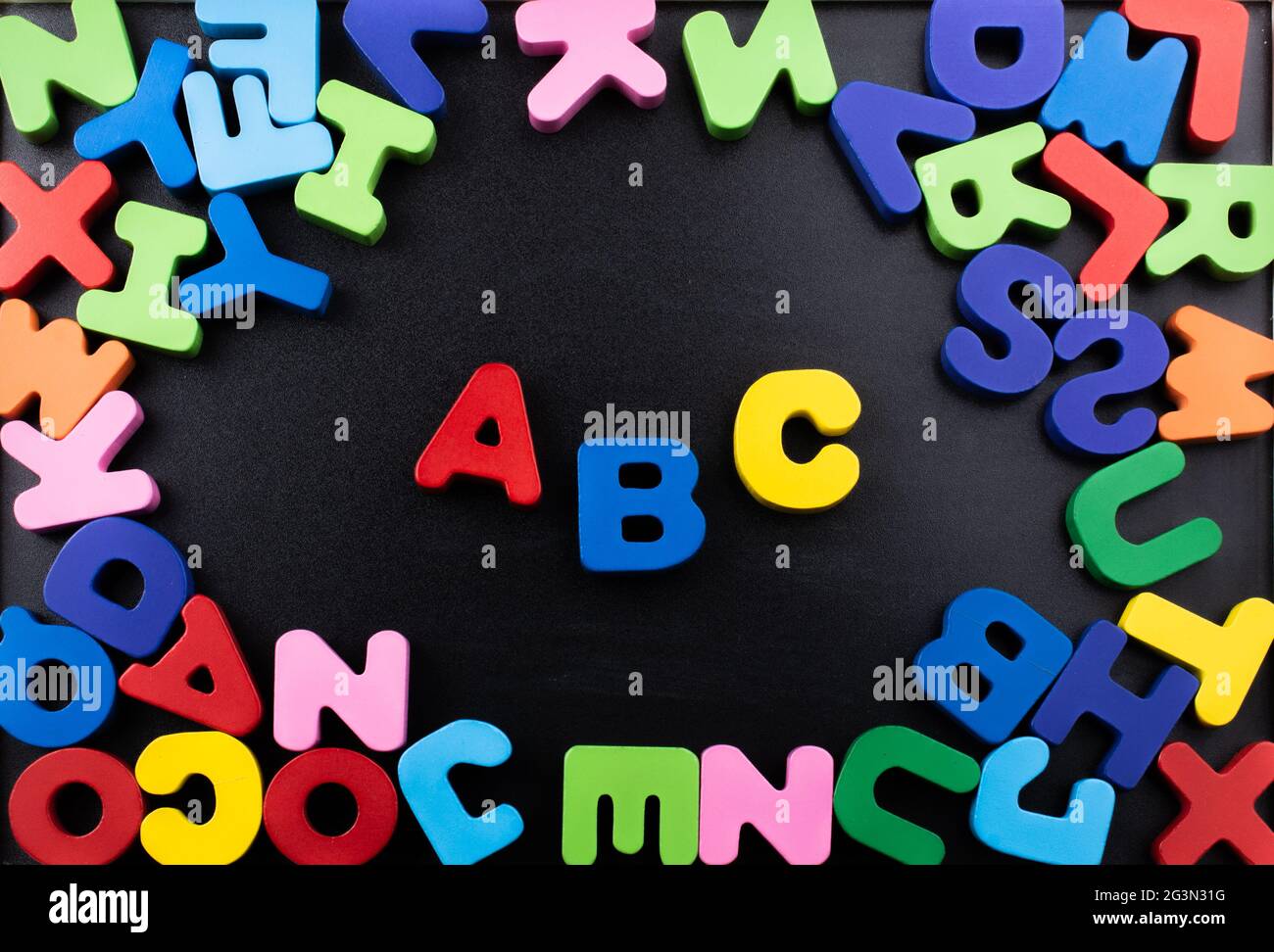 Lettres ABC colorées en bois Banque D'Images