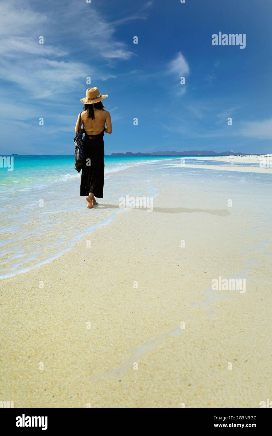 femme marchant sur une plage de sable blanc dans la mer d'andaman Banque D'Images