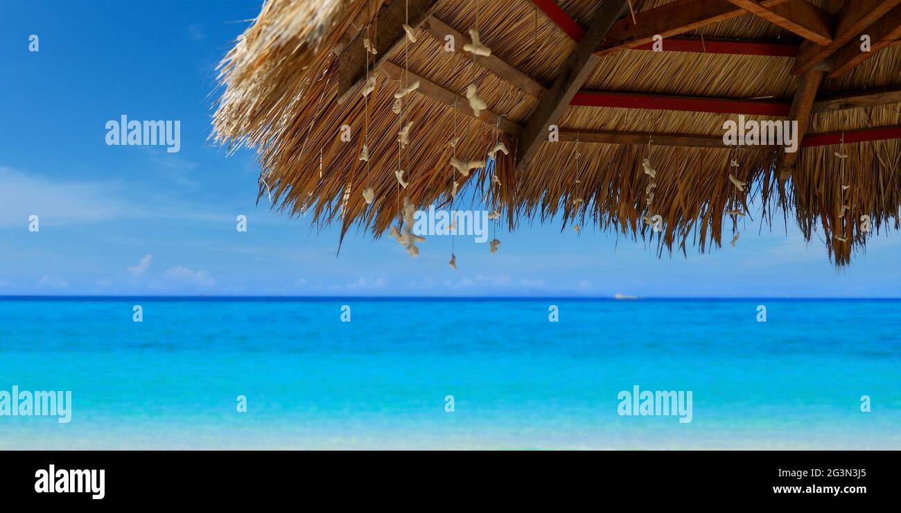 Parasol sur une plage de sable blanc dans la mer d'andaman Banque D'Images