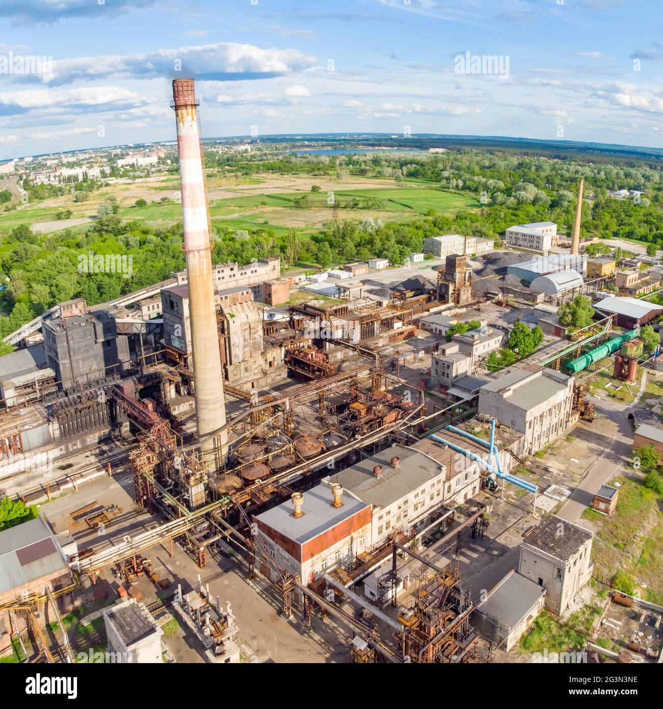 Tir de drone aérien d'une ancienne zone industrielle avec cheminée. Concept de pollution de l'air Banque D'Images