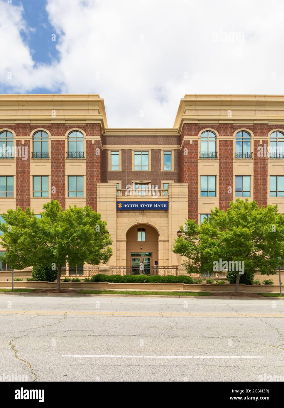 SPARTANBURG, SC, USA-13 JUIN 2021 : vue de face du bâtiment de la South State Bank sur main Street montrant l'entrée, le panneau et le logo. Image verticale. Banque D'Images