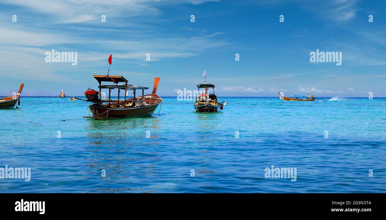 bateau à longue queue, sur une plage de sable blanc dans la mer d'andaman Banque D'Images