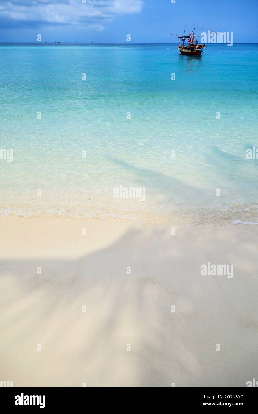 bateau à longue queue, sur une plage de sable blanc dans la mer d'andaman Banque D'Images