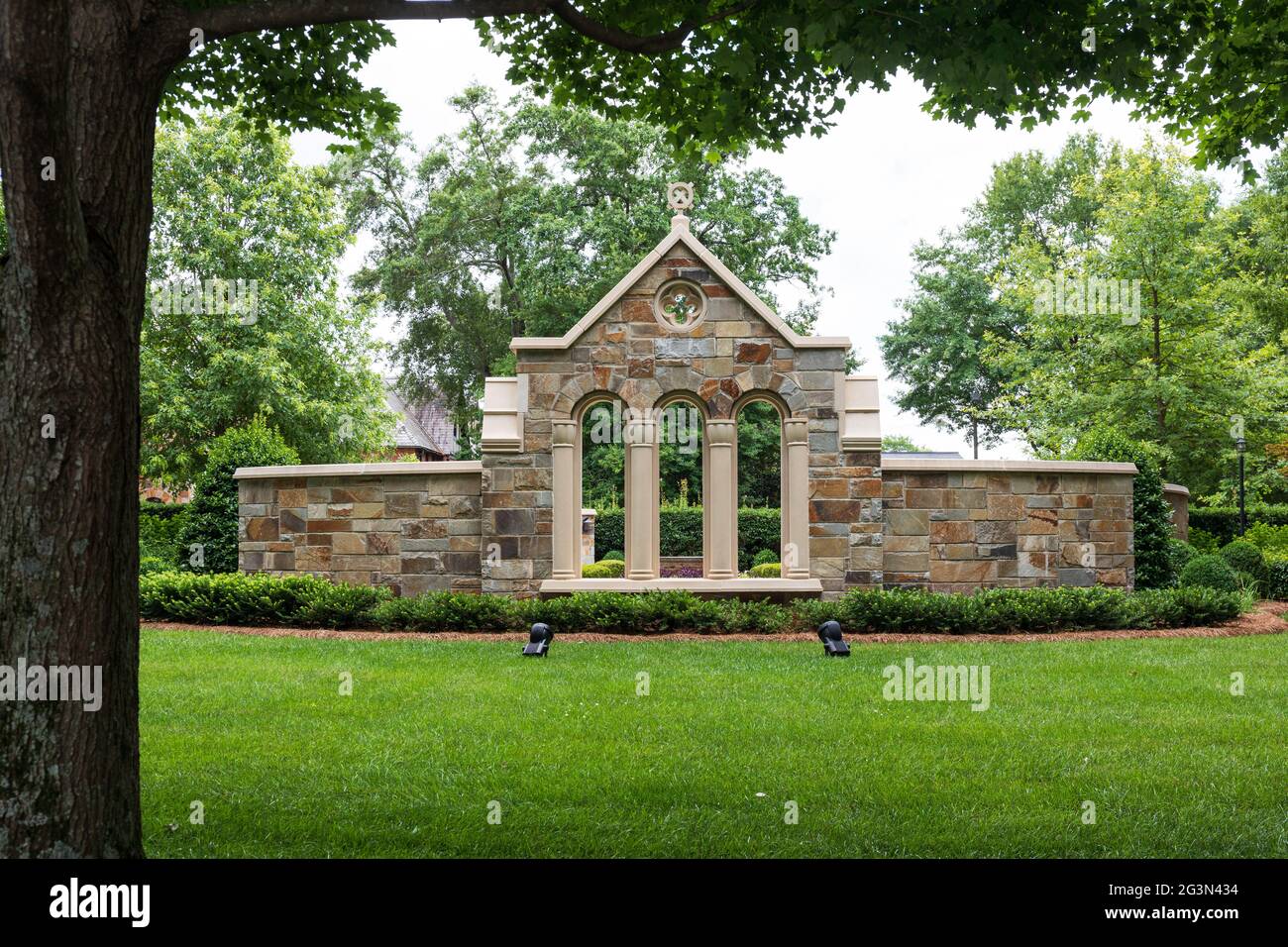 SPARTANBURG, SC, USA-13 JUIN 2021 : image d'un élément architectural sur le terrain de la première église presbytérienne qui définit un jardin et un espace événementiel. Banque D'Images