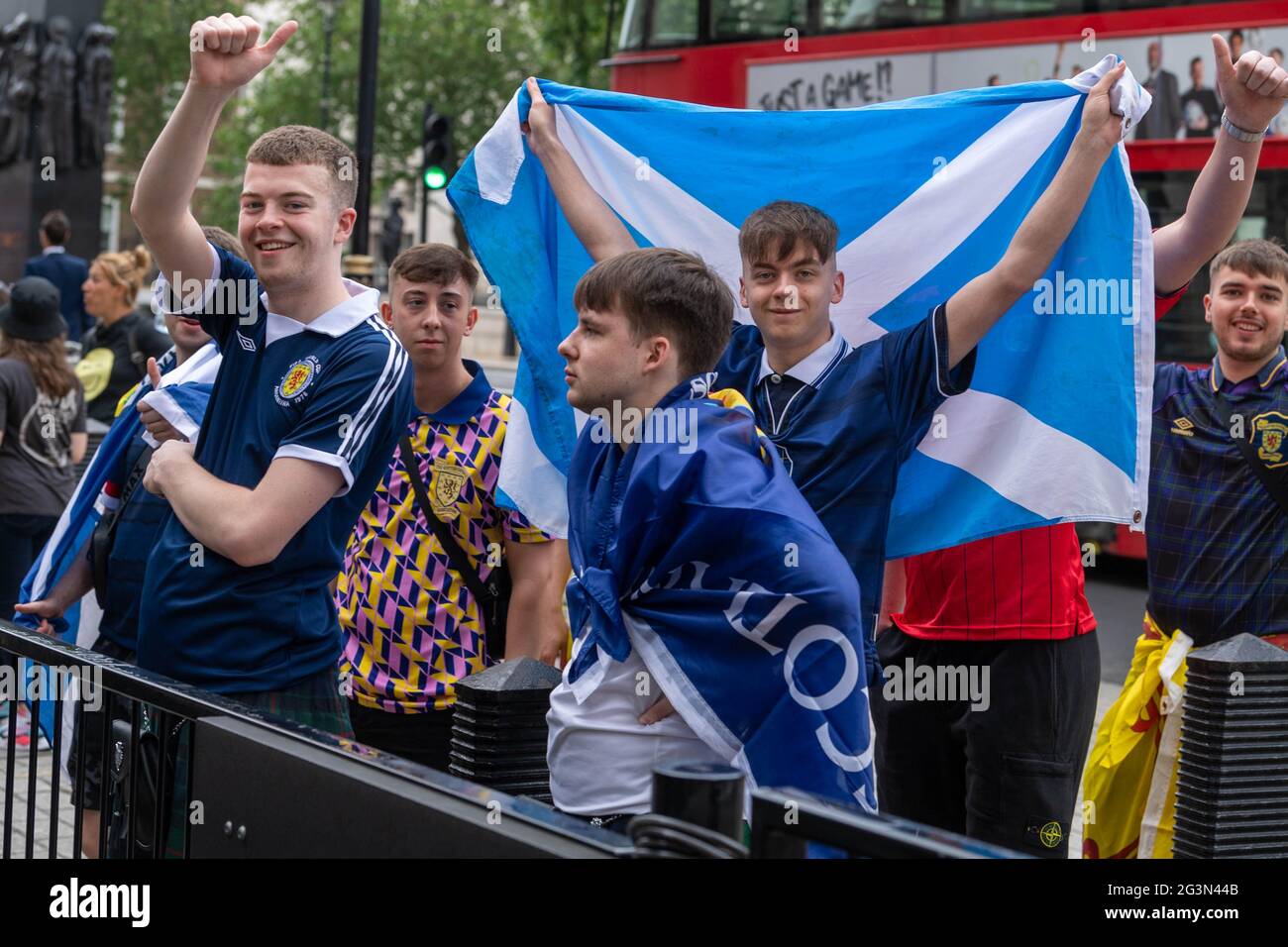 Londres, Royaume-Uni. 17 juin 2021. Les fans de football écossais devant Downing Street devant le match de football de l'Euro. Crédit : Ian Davidson/Alay Live News Banque D'Images